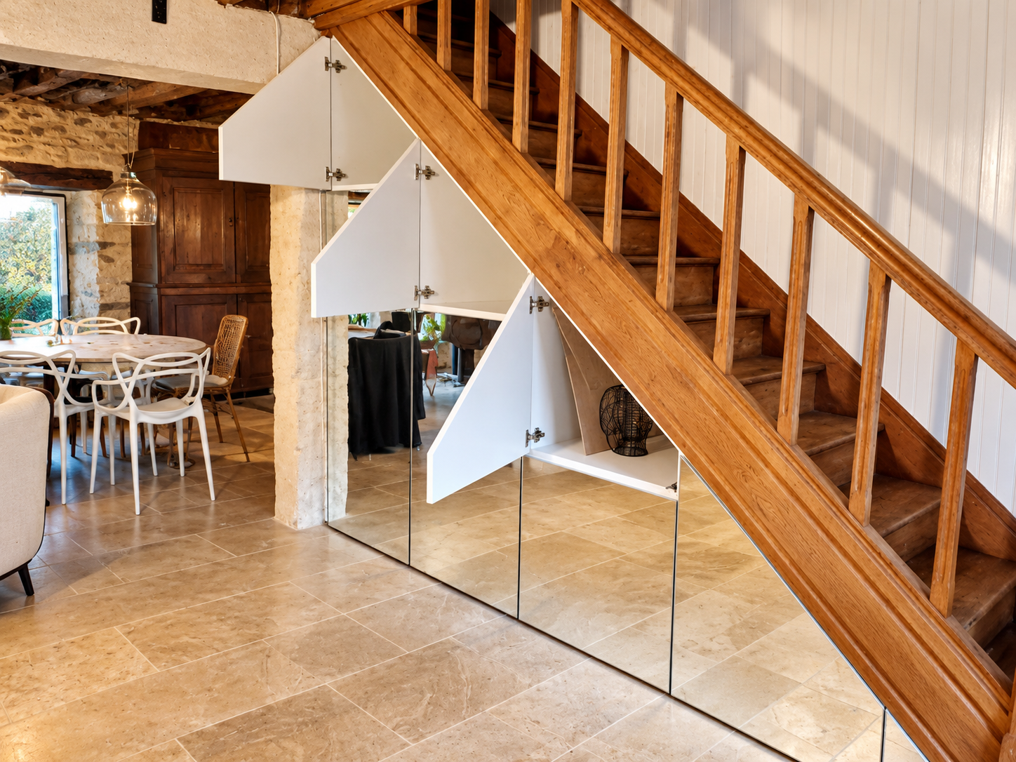 Placards sous escalier ouverts avec rangements intérieurs sur mesure